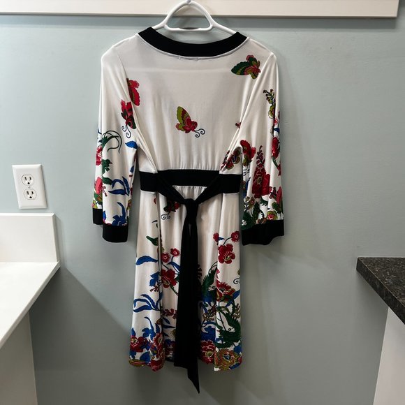 Cute v-neck dress with back tie - Picture 4 of 5